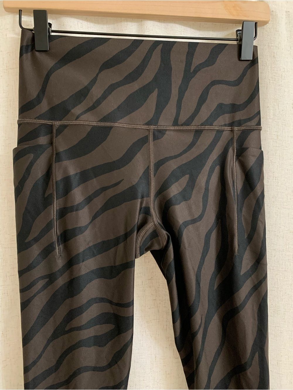 Athleta Salutation Stash Pocket 7/8 Black Brown Zebra-Print High-Rise Leggings S - Picture 5 of 8